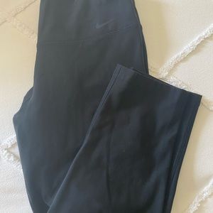 Women Nike high rise crop leggings